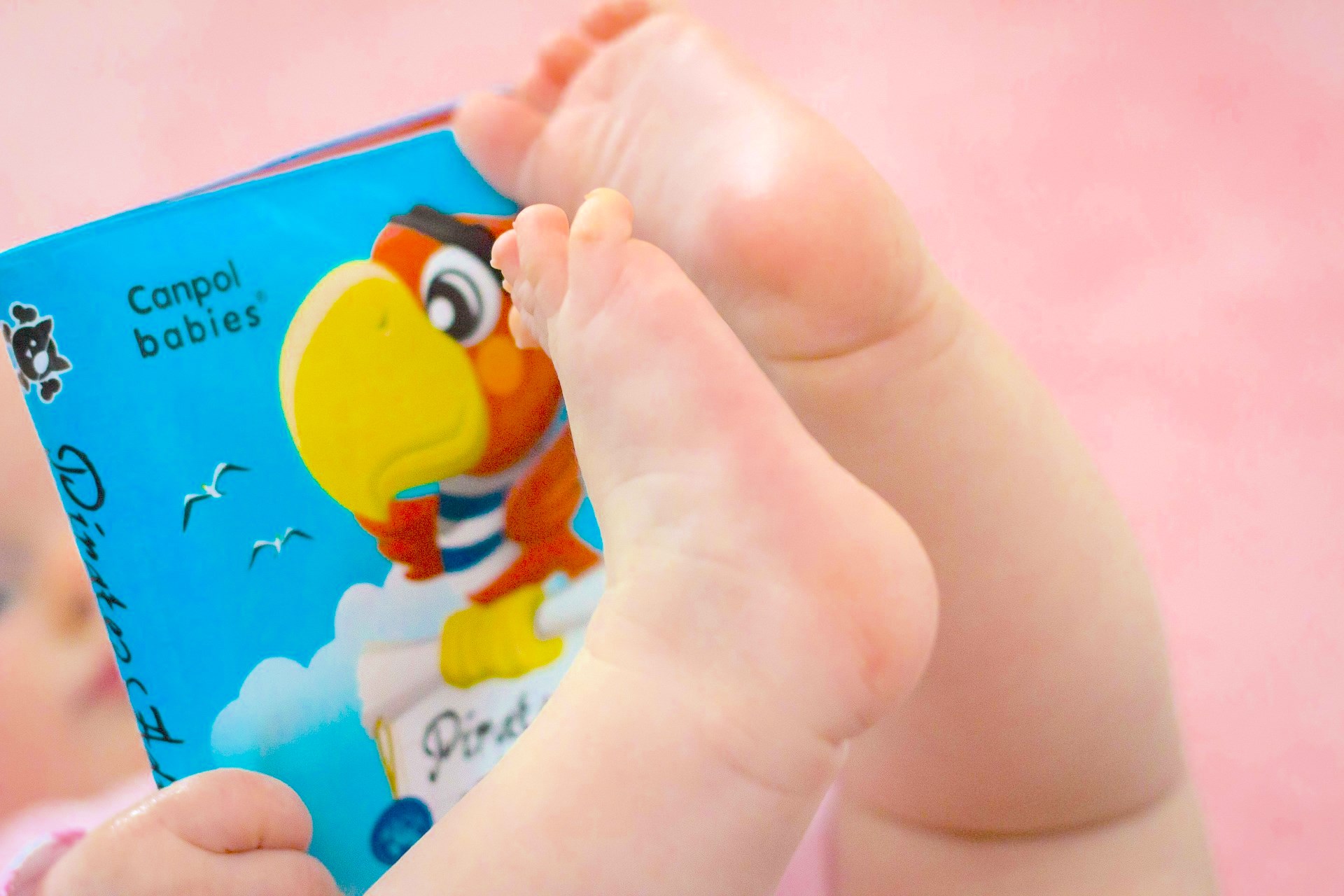 pixabay - baby feet picture books babies reading