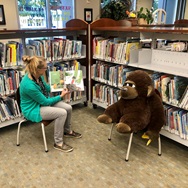 bibliotecaria leyendole a un gorilla