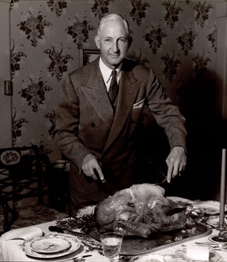 Max Poehlmann carving turkey
